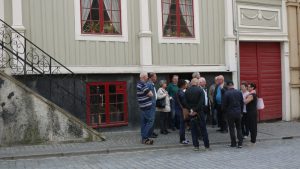 Samling utanför köpmanshuset Skottsbergska gården