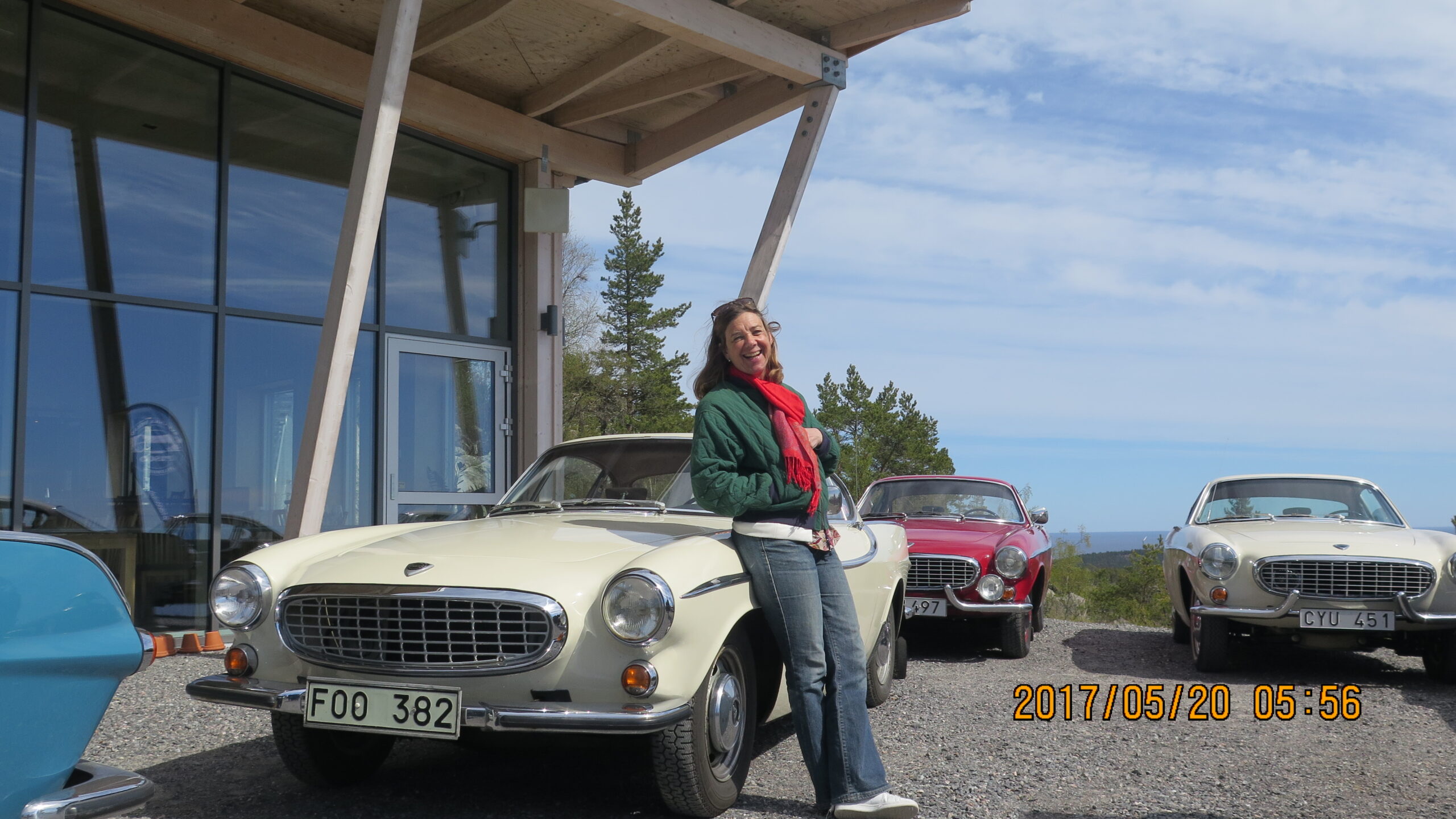 Kerstin Caap Hellgren vid sin fina vita 65:a