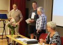 Mats Eriksson och Kenneth Collander tar emot bevisen på hedersmedlemsskap av Ordf. Foto: Ulf Selstam